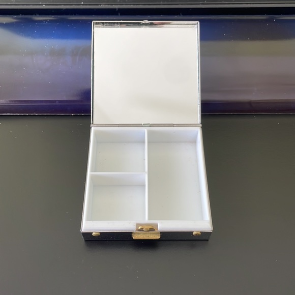 Vintage I Love Lucy Mini Metal Pill Box With Mirror - Picture 4 of 4